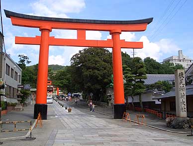 京都　伏見稲荷　駅から見える鳥居