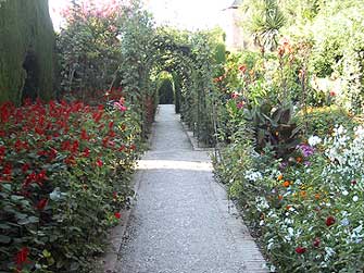 フェネラーリ庭園の小道