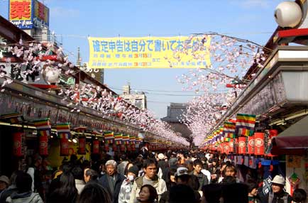 いっきに春めいた浅草仲見世