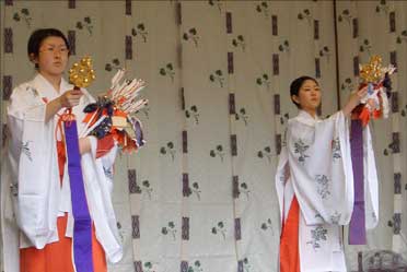 日枝神社、巫女の舞い
