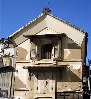 温泉街にたたずむ蔵