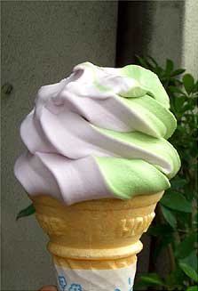 紫芋と抹茶のソフトクリーム